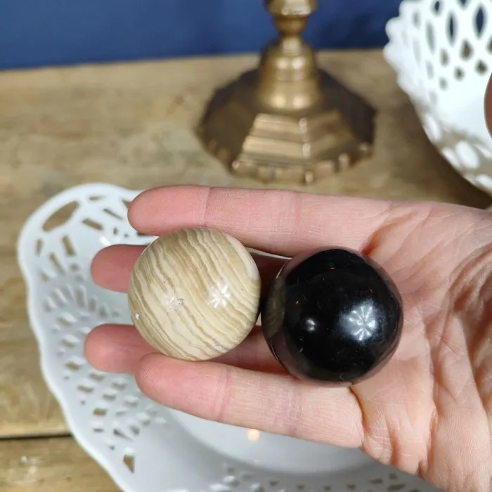 3 Boules en marbre blanc, crème & noire - Le palais des bricoles
