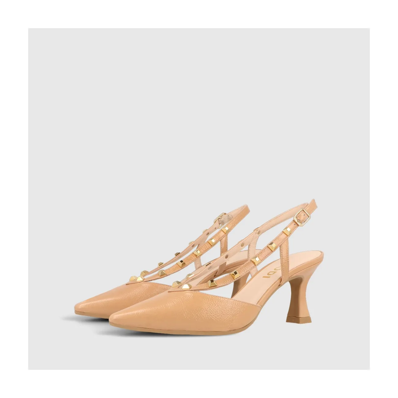Escarpin talon ouvert Jacky en cuir verni nude avec détail de clous sur les brides dorées et ouverture latérales | LODI Chaussur