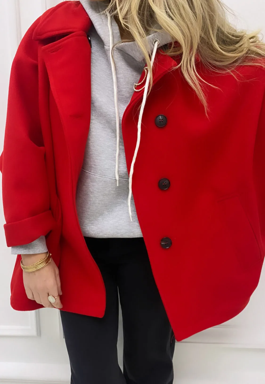 Manteau rouge manches style cape