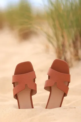 Mules plates camel brides semi croisées en simili cuir souple
