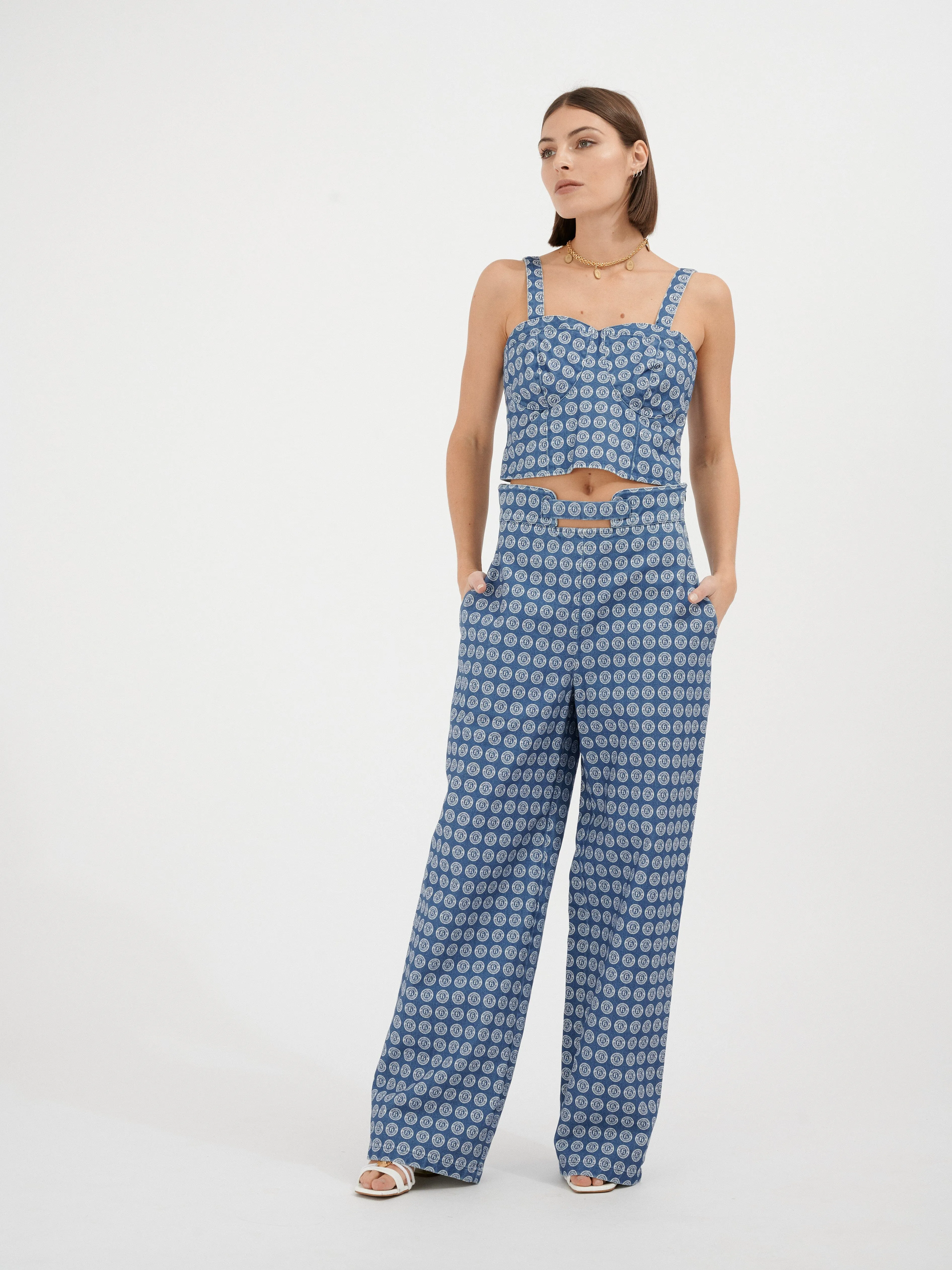 ORSU - Crop top décolleté cur bretelles larges toile de coton bleu imprimé blason blanc