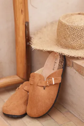 Sabots plats en suédine camel avec boucle